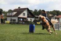 Namer p�i barrel racingu. Pro zv�t�en� klikn�te