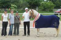 �ampionka Emmeli s majitelem a komis�. Pro zv�t�en� klikn�te