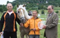 Sunflower � vice�ampion otev�en�ch t��d, �estn� cena za nejlep�� mladou klisnu . Pro zv�t�en� klikn�te