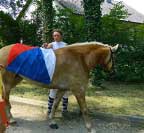 Bezprost�edn� po parkuru Mark�ta nasazuje klisn� �esk�ho chovu Leont�nce �eskou vlajku. Pro zv�t�en� klikn�te