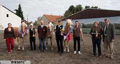 Nejlep�� t�i klisny leto�n�ho �ampion�tu s majiteli a komis�. Pro zv�t�en� klikn�te