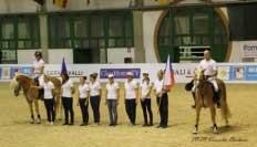 Foto ze zahajovac�ho ceremoni�lu, kde jsou jezdci v kompletn� sestav�. Pro zv�t�en� klikn�te