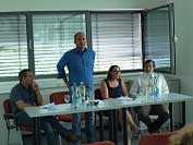 Debaty se z��astnil Dr. Alessandro Botte (vlevo) a Michael Gruber (stoj�c�). Pro zv�t�en� klikn�te