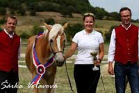 �ampionka mlad�ch Amelina s Terezou Sixtovou a komis�. Pro zv�t�en� klikn�te