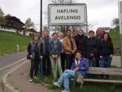 Spole�n� foto v m�st�, kter� dalo hafling�m jm�no. Pro zv�t�en� klikn�te