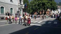 Slavnostn� pr�vod m�stem je v�dy pod�vanou pro turisty a l�ze�sk� hosty. Pro zv�t�en� klikn�te